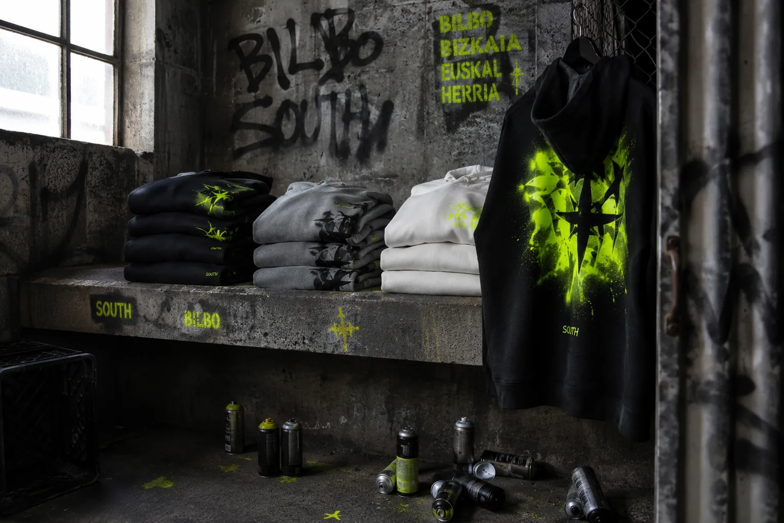 Sudaderas oversize HZRD apiladas en un estante de hormigon