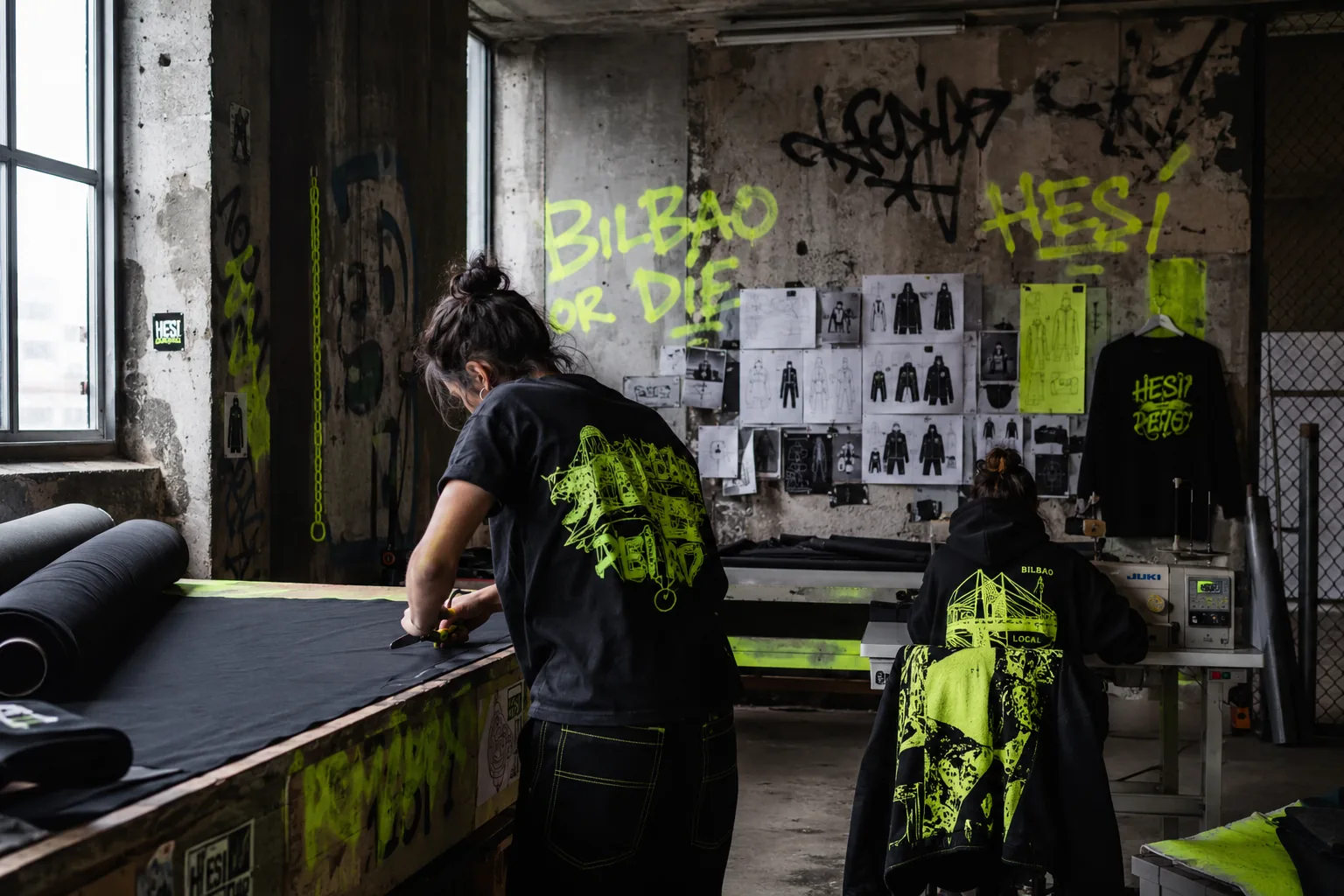 Taller HZRD en Bilbao con telas, sketches y maquina de coser